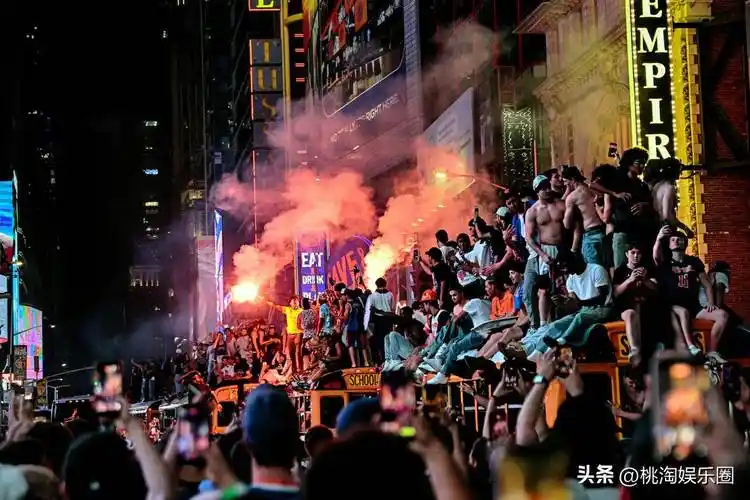 尼克斯夺冠巡游引爆纽约：篮球盛宴与世界杯同城共舞